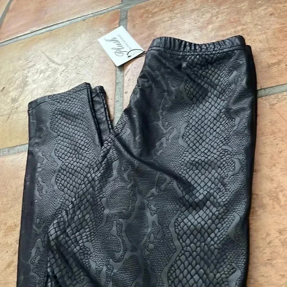 🔷 PLUSH Black Size Small Cozy Reptile Animal Print Lounge Pants MSRP$93 - Picture 9 of 11